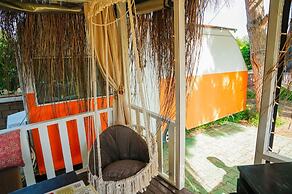 Mona Glamping Caravan Suites