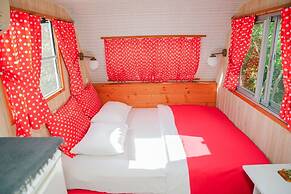 Mona Glamping Caravan Suites