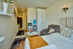 Studio Sleeps 2 With 24hr Check-in