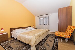 Apartments Lela next to the beach