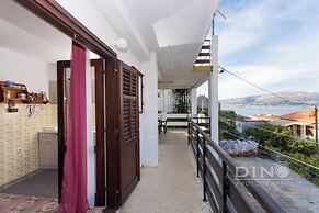 Apartments Lela next to the beach