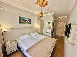 Crowned Exclusive Hotel