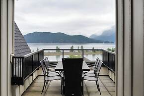 3BR Lakeside Penthouse Retreat