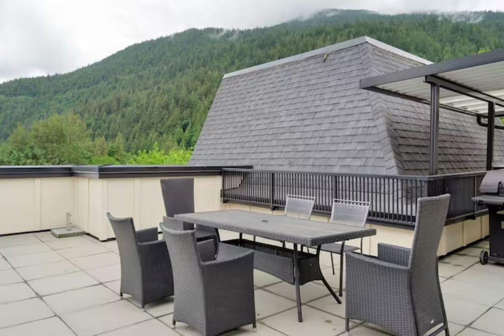 3BR Lakeside Penthouse Retreat