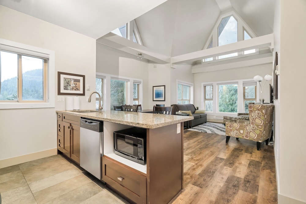 3BR Lakeside Penthouse Retreat