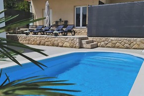 Shadesofblue M & M, Private Pool Apartment