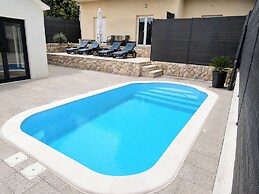 Shadesofblue M & M, Private Pool Apartment