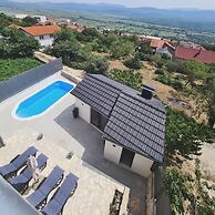 Shadesofblue M & M, Private Pool Apartment