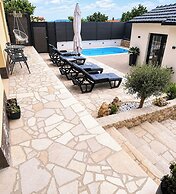 Shadesofblue M & M, Private Pool Apartment