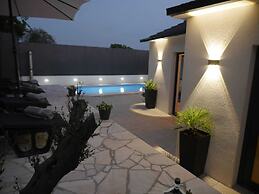 Shadesofblue M & M, Private Pool Apartment
