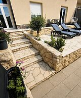Shadesofblue M & M, Private Pool Apartment