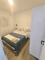 Shadesofblue M & M, Private Pool Apartment