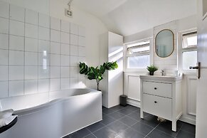 Beautifully Designed 2 Bed Apartment