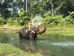 Hotel Tharu Garden