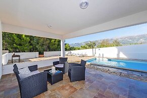 Villa in Rovanjska With Sea Views & Pool