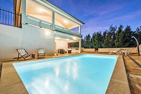 Villa in Rovanjska With Sea Views & Pool