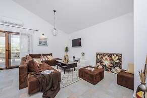 Villa in Rovanjska With Sea Views & Pool