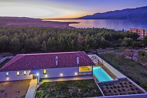 Villa in Rovanjska With Sea Views & Pool