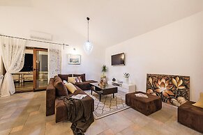 Villa in Rovanjska With Sea Views & Pool