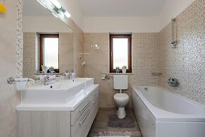Villa in Rovanjska With Sea Views & Pool