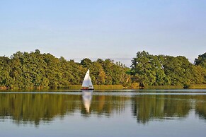 Bungalow am See mit Ruderboot in Klein Labenz