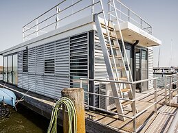 Hausboot Floating House in Ribnitz-damgarten