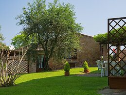 Montaione Charm: Spacious Haven