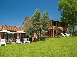 Romantic House in Tuscany With Pool Views