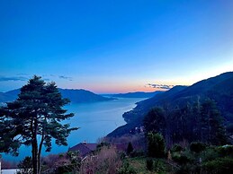 Charming Holiday Home With Lake View