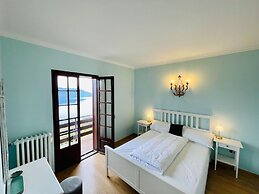 Charming Holiday Home With Lake View