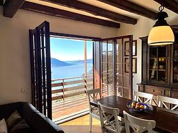 Charming Holiday Home With Lake View