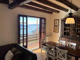 Charming Holiday Home With Lake View