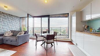 Basildon - 2 Bed Flat - Sleeps 5 - Near Station