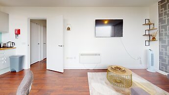 Basildon - 2 Bed Flat - Sleeps 5 - Near Station