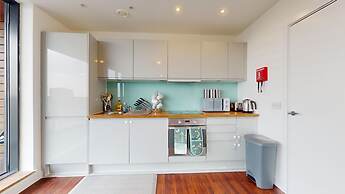 Basildon - 2 Bed Flat - Sleeps 5 - Near Station