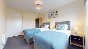 Basildon - 2 Bed Flat - Sleeps 5 - Near Station