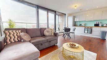 Basildon - 2 Bed Flat - Sleeps 5 - Near Station