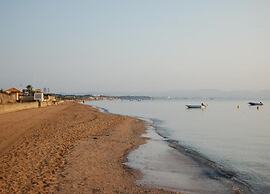 Apartment in Giens With Pool & Beach Access