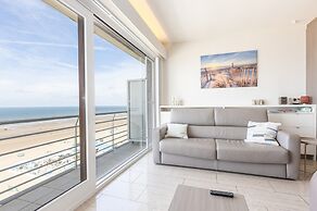 Spacious Apartment on the Seafront
