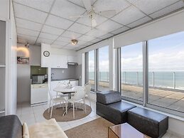 Apartment on Zeedijk With Sea Views