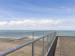 Apartment on Zeedijk With Sea Views