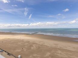 Apartment on Zeedijk With Sea Views
