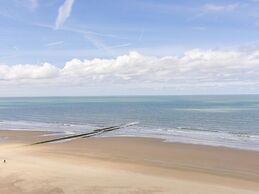 Apartment on Zeedijk With Sea Views