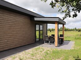 Chalet With Shared Pool Near Giethoorn