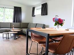 Chalet With Shared Pool Near Giethoorn