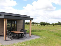 Chalet With Shared Pool Near Giethoorn