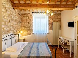 Country House in Marche With Pool & Views