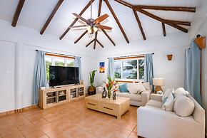 Private Oceanfront 4-bed Villa w Pool on Huge Lot