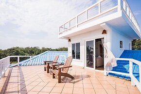 Private Oceanfront 4-bed Villa w Pool on Huge Lot
