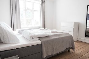 Beautiful 2-bed w Large Balcony